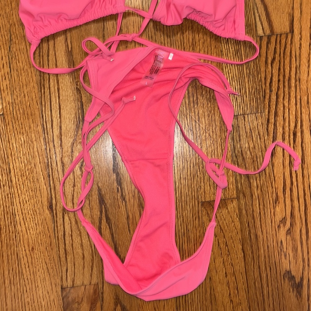 Bikini - Picture 3 of 3